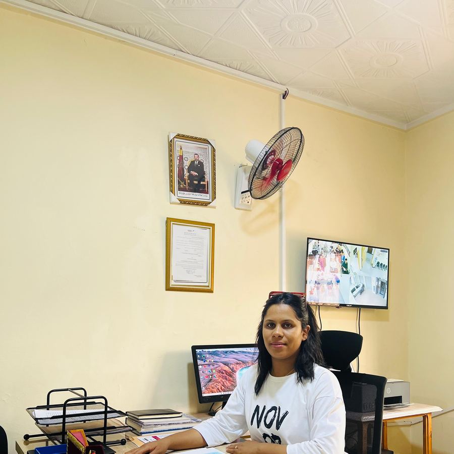 La directrice de l'auto-école AFRA DRIVER à son bureau, à Ouarzazate