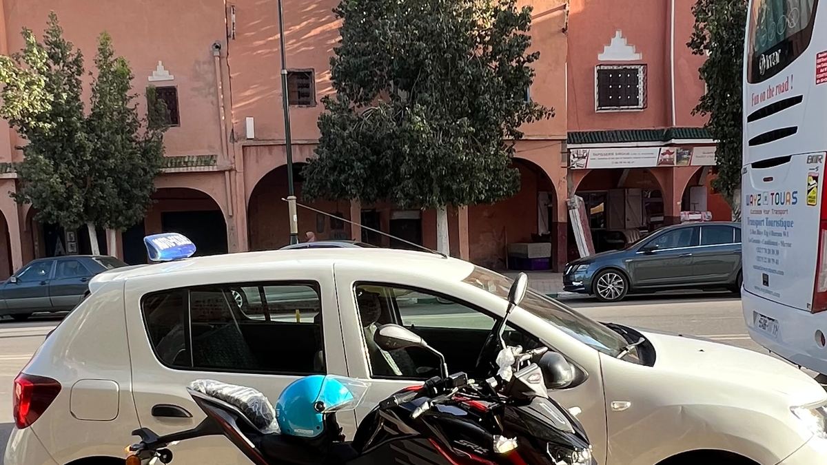 Voiture et moto de l'auto-école AFRA DRIVER stationnées à Ouarzazate