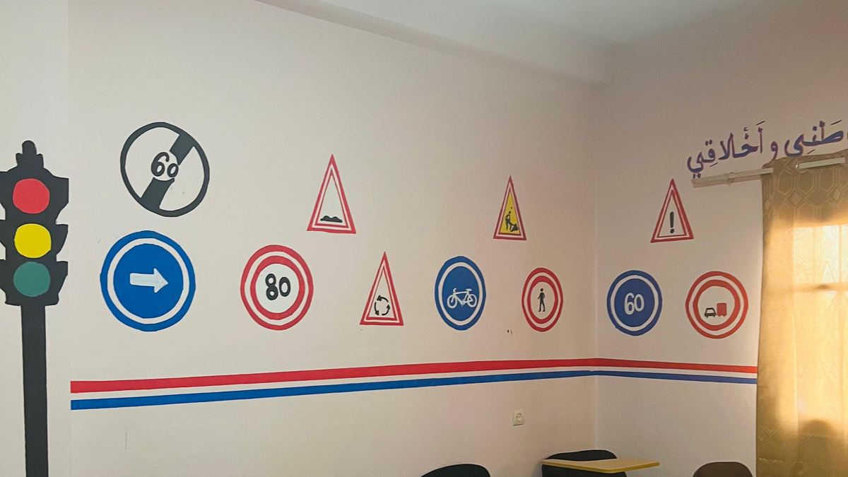Salle de code avec panneaux de signalisation peints et feu tricolore